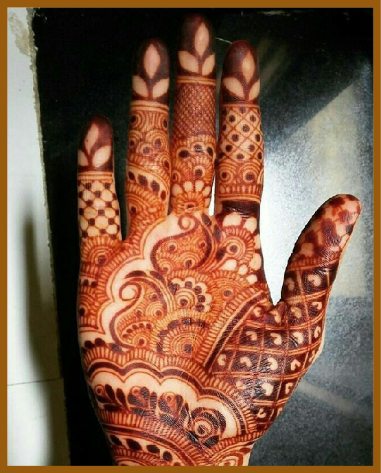 Stylish Front Hand Mehndi Design With Linked Flowers And Lines